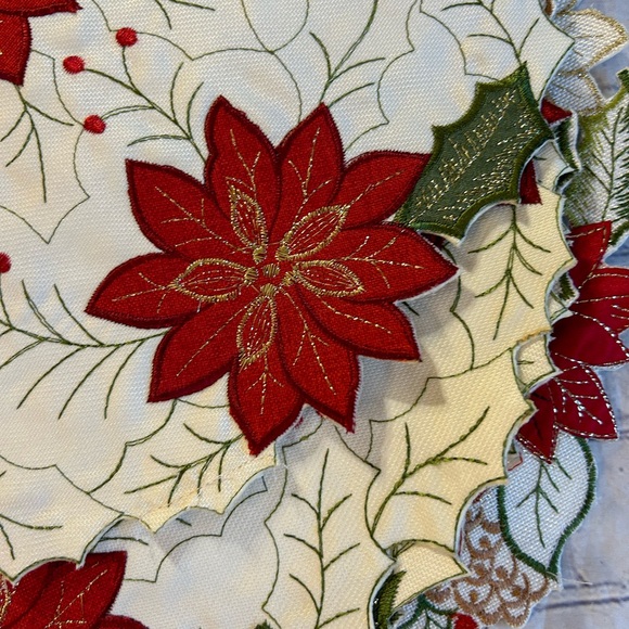 CHRISTMAS HOLLY WHITE RED GREEN & METALLIC GOLD (8) PLACEMATS POLYESTER - Picture 8 of 11